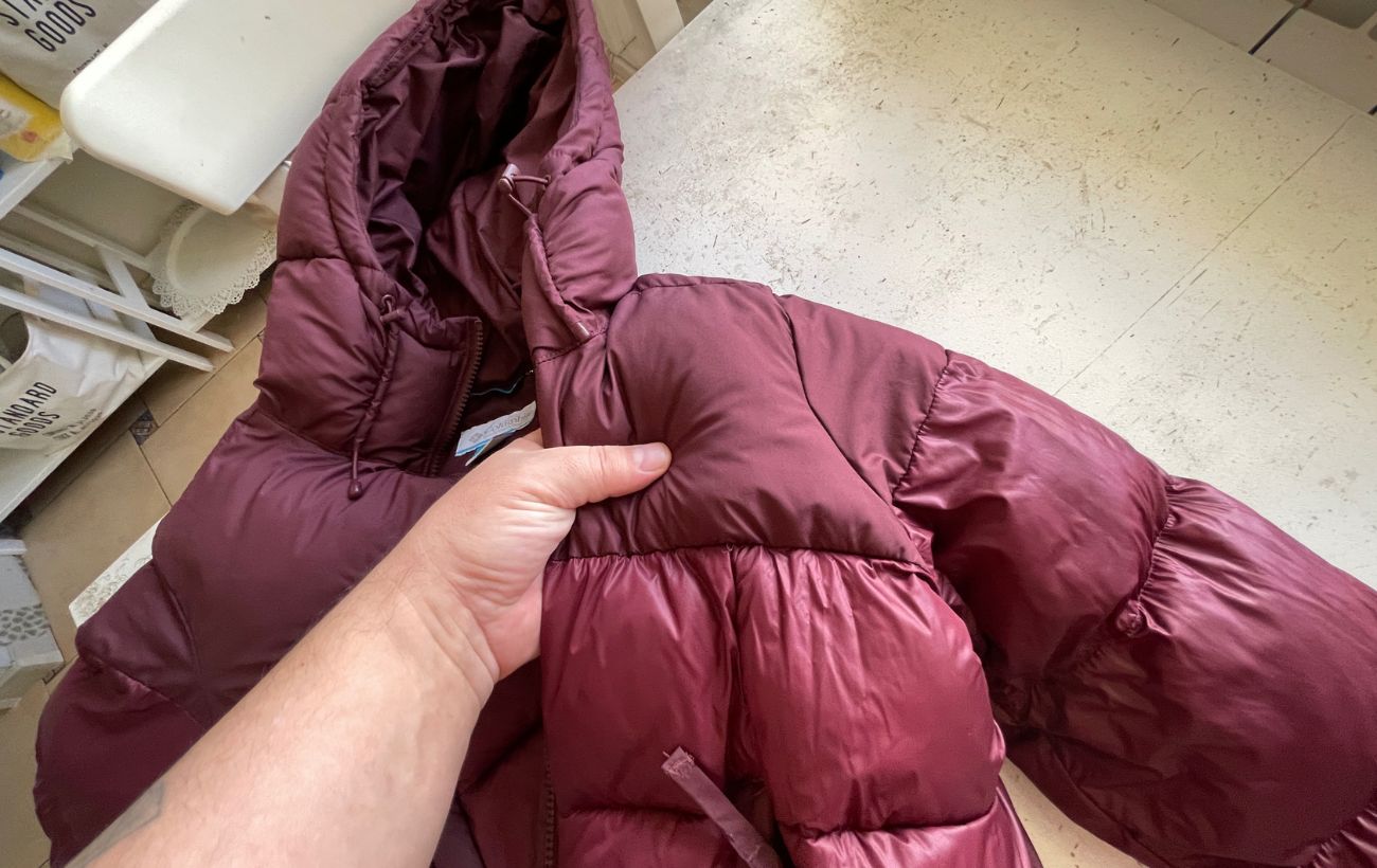 Господині розповіли, як прибрати стару пляму з пуховика