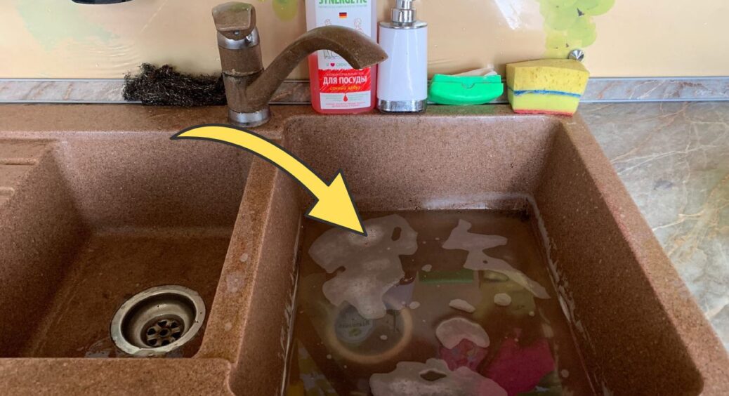 Сусід-комунальник показав, як прибрати “запашок” з раковини: 2 хв – без соди та оцту. Секретний спосіб 