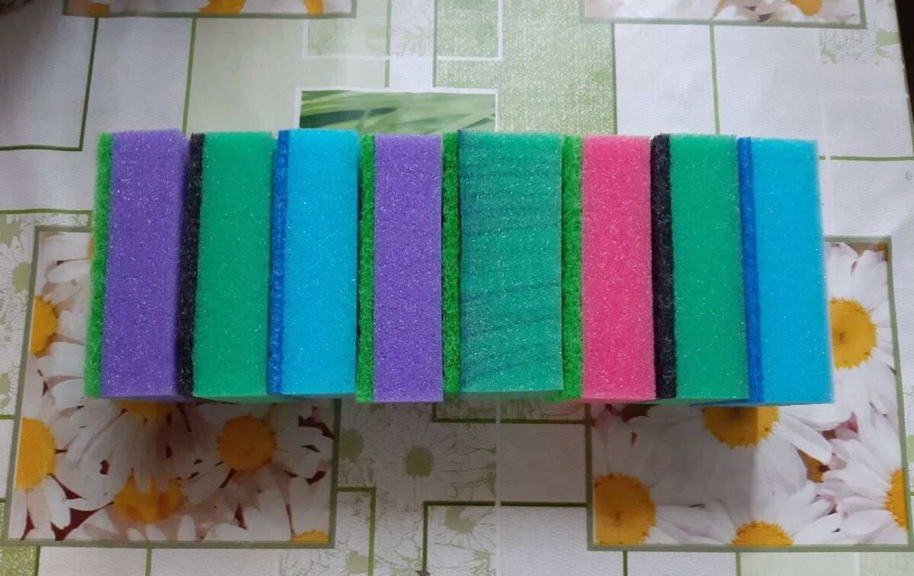 Чому губки для посуду різнокольорові