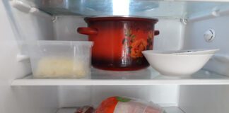 Господині пояснили, як зменшити кількість інею в холодильнику 