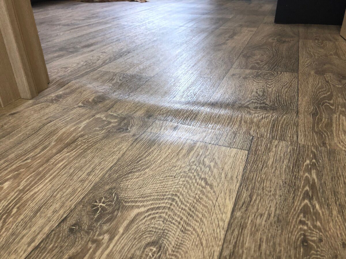 Експерти розповіли, як за допомогою звичайної праски вирівняти вм'ятини на лінолеумі – порада