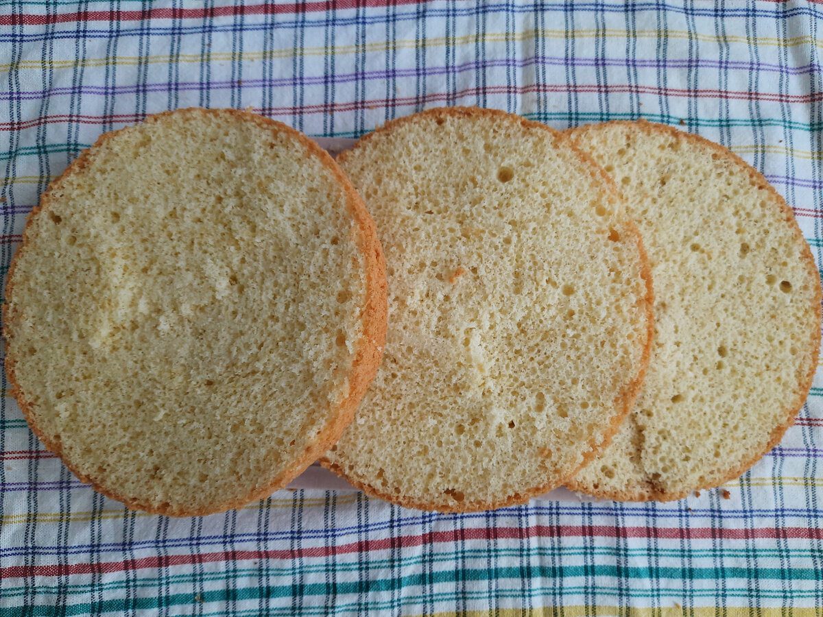 Кондитери розповіли, що робити, якщо бісквіт не пропікається зсередини – причини та рішення