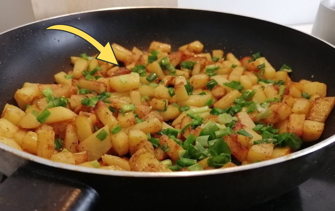Господині розповіли, як смажити картоплю, щоб вона не прилипала до пательні 