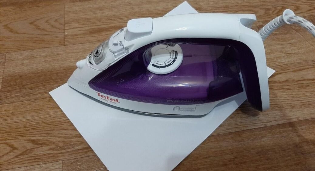 Свекруха крутила пальцем біля скроні, бо побачила, як я прасую лінолеум праскою: і дарма, це ж працює 