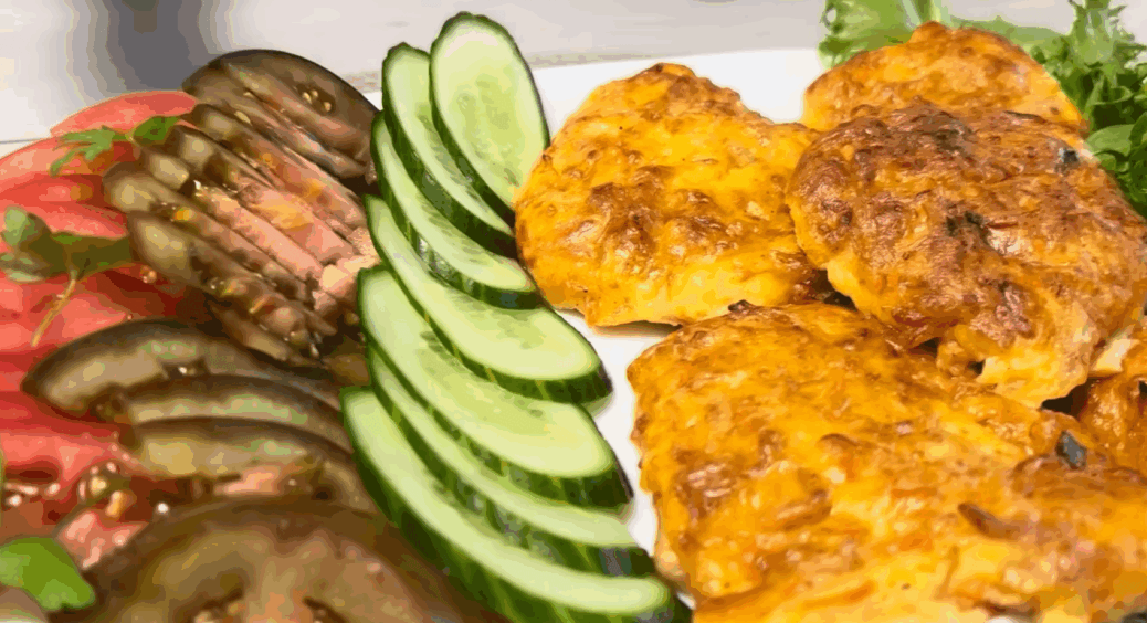 Свекруха питає рецепт вже 3-й рік поспіль: курячі відбивні під “шапочкою” – жодне свято без них не минає 