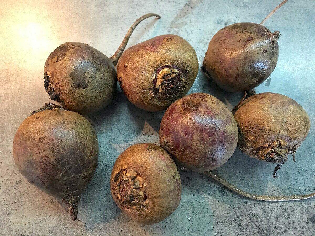 Господині розповіли про лайфхак, який допоможе зварити буряк яскравим і насиченим – поради