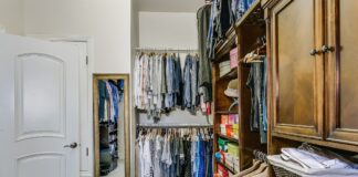 Як позбутись від смороду у шафі з одягом