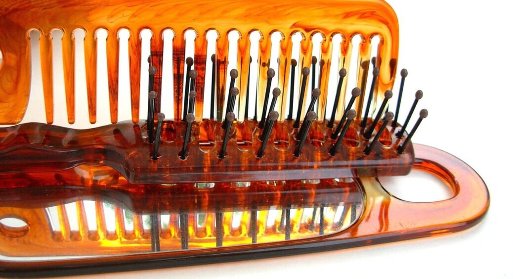 Сусідська 79-річна бабця мала рацію: що буде, якщо знайшов на дорозі гребінець для волосся – прикмета працює 