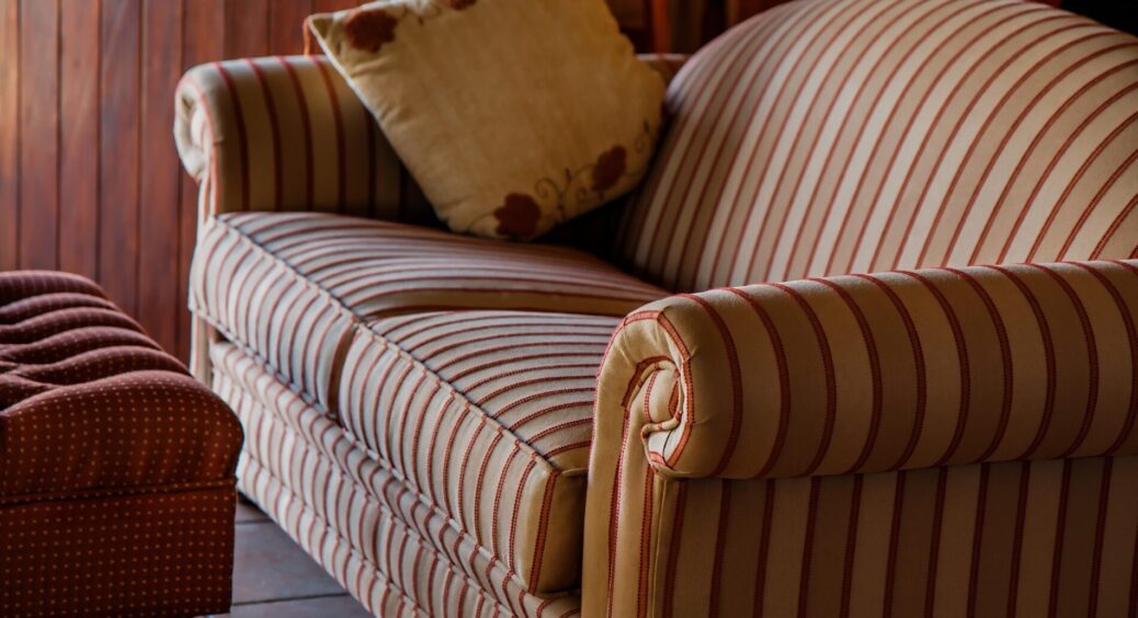 Всього 3 ложки – і засмальцьований диван пахне краще, ніж із магазину: навіть у свекрухи вдома не так чисто 