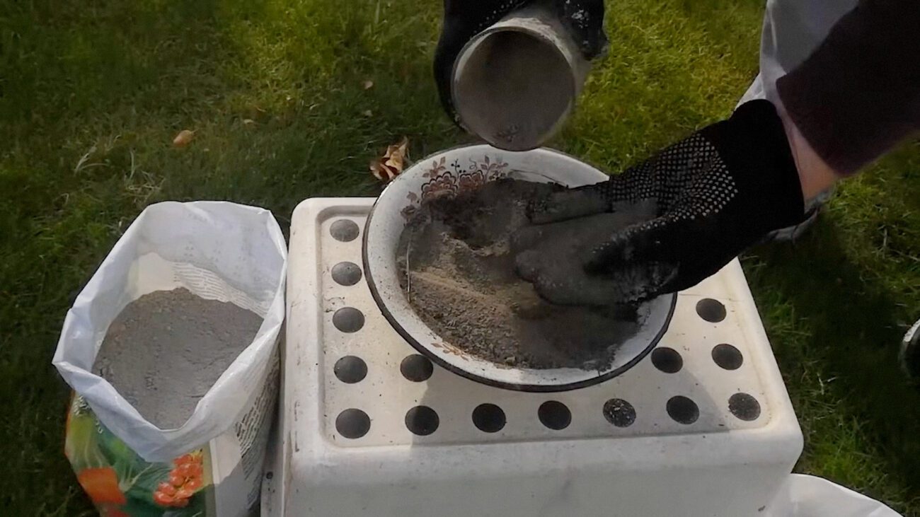 Агрономи пояснили, як підживлювати грядки попелом, щоб не нашкодити ґрунту