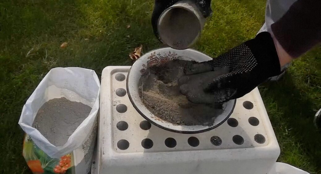 Не викидаю залишки від рослин, а перетворюю їх на золу: 100% спосіб збільшити врожайність звичайним попелом 