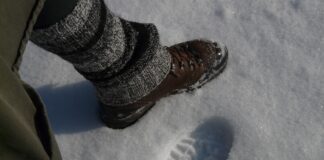 Господині розповіли, чим натерти зимове взуття для захисту від солей