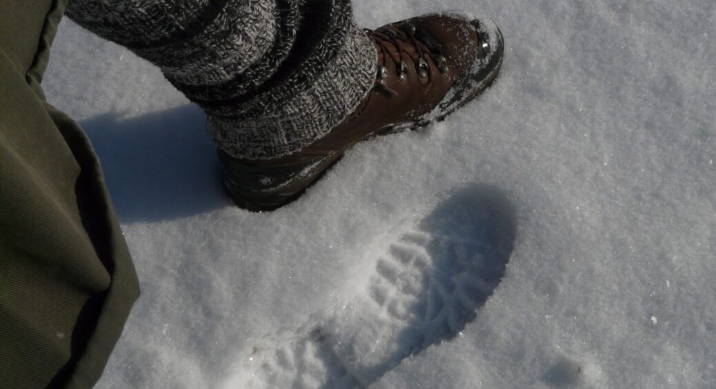 Навіть взимку моє взуття не промокає і не псується від солі: натираю черевики сумішшю з 2 інгредієнтів 