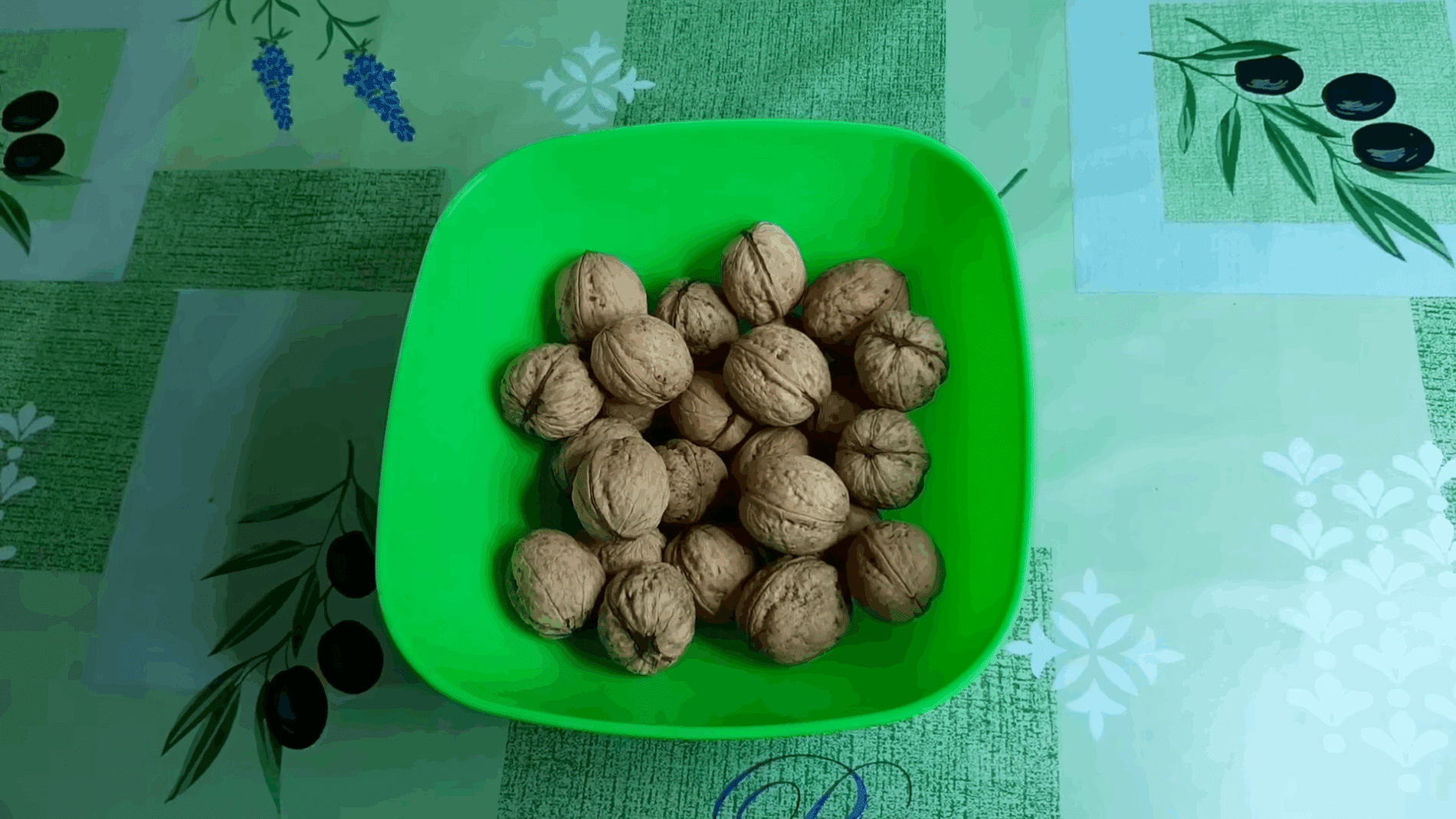 Експерти розповіли, як швидко очистити волоські горіхи  