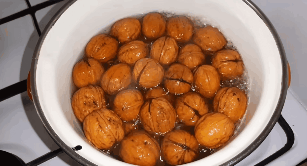 Роблю цей трюк – і горіхи колються самі за 5 хвилин: ядра виходять цілими “метеликами”, без осколків 