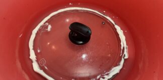 Господині розповіли, як швидко відмити кришки від сковорідки зі старим нагаром 