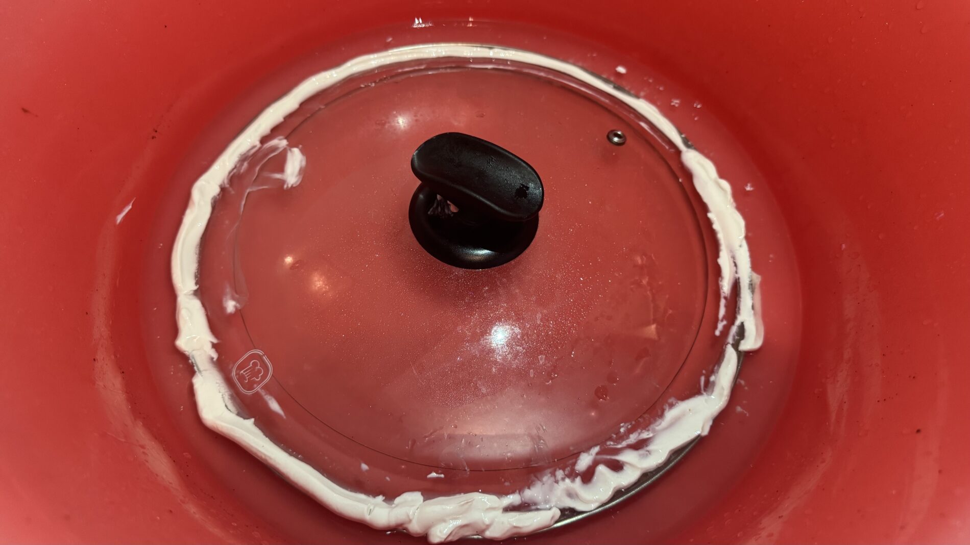 Господині розповіли, як швидко відмити кришки від сковорідки зі старим нагаром 