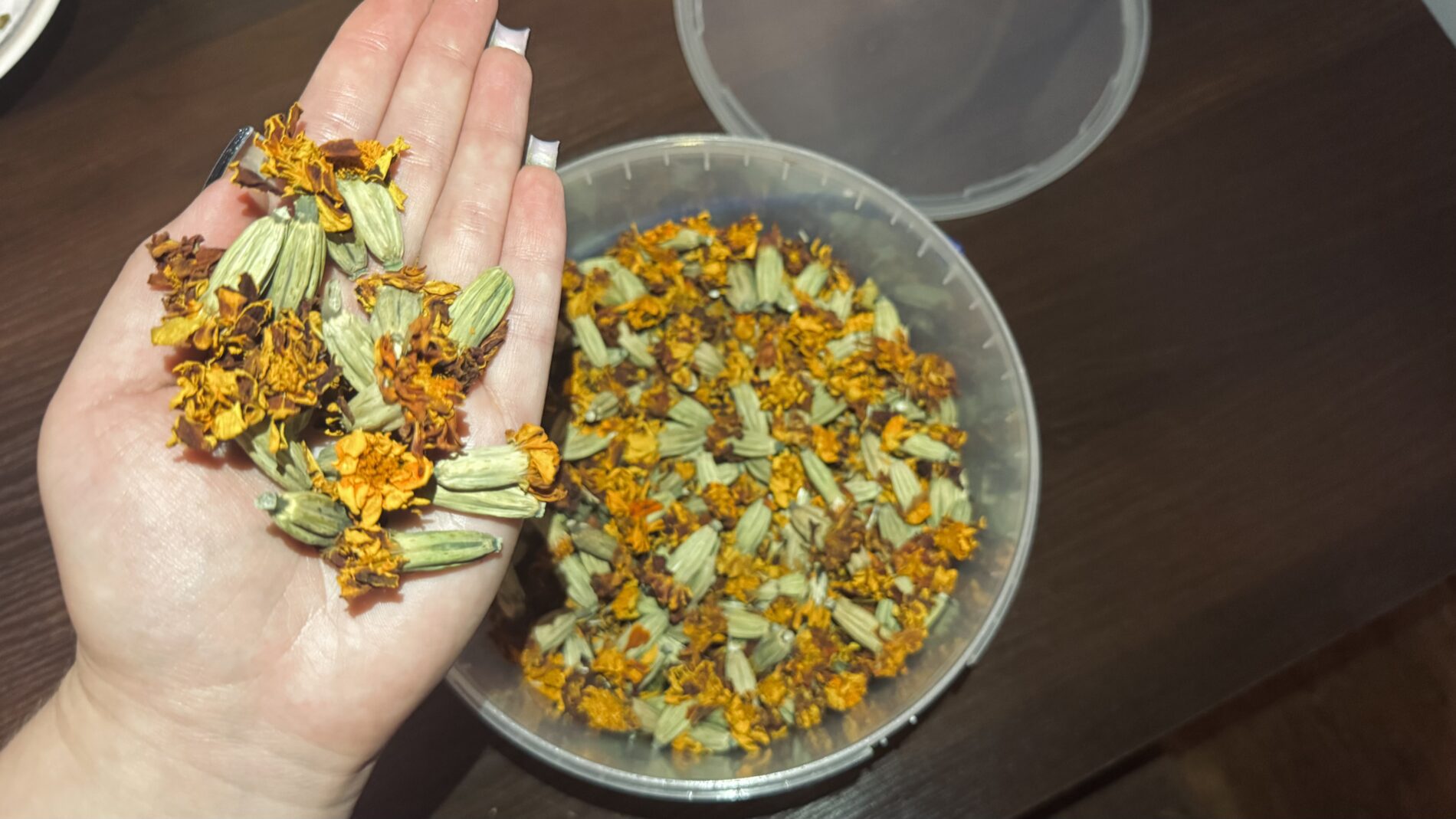 Господині розповіли, як використовувати сушені чорнобривці 