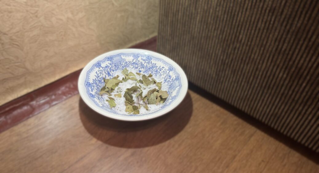 Ставлю в кути по всіх кімнатах миску з сіллю, а туди – 3 лаврових листи: це не забобони, а практичне рішення 