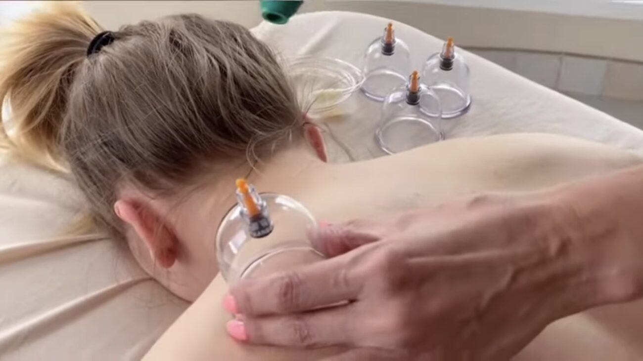 Експерти розповіли, чи є корисним масаж спини банками 