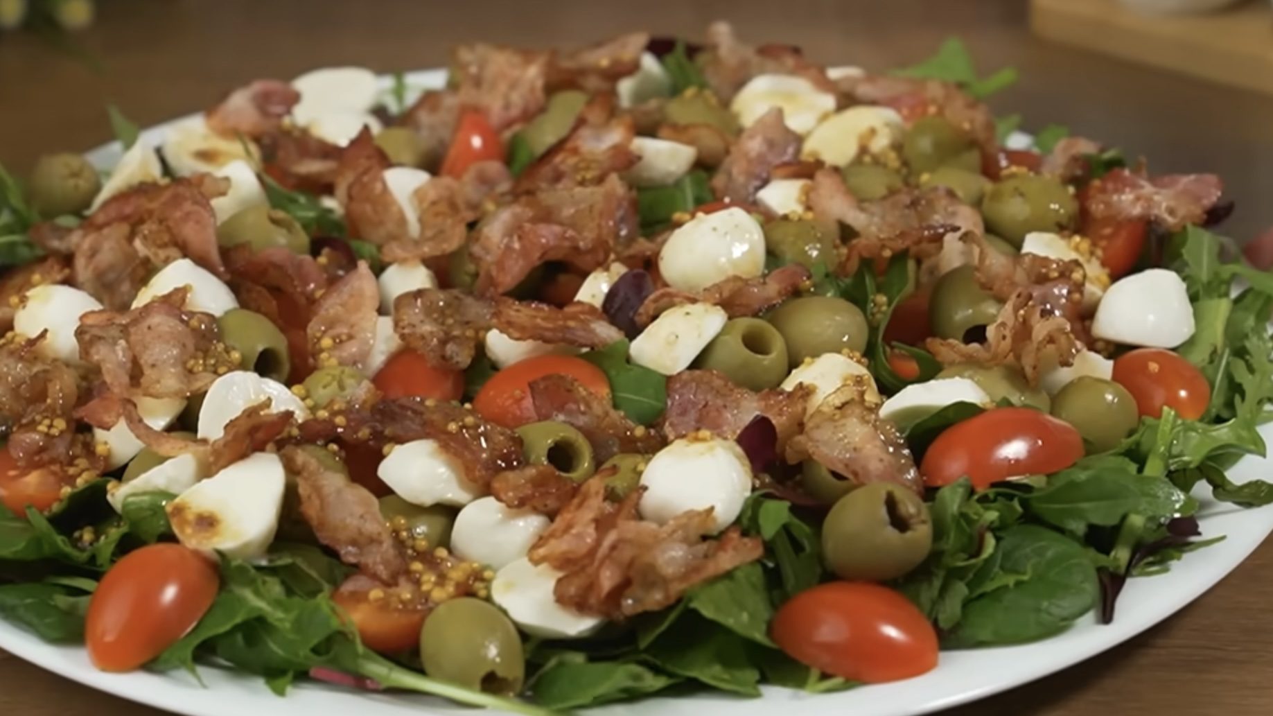 Господині розповіли рецепт святкового салату з пʼяти інгредієнтів 