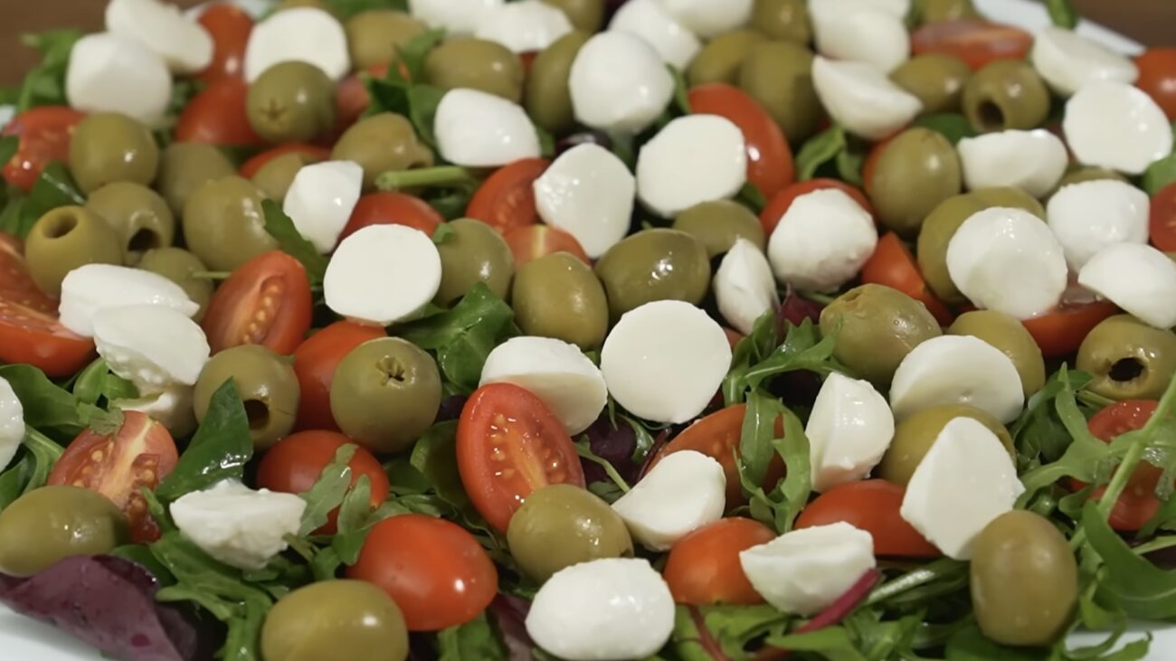 Господині розповіли рецепт святкового салату з пʼяти інгредієнтів 