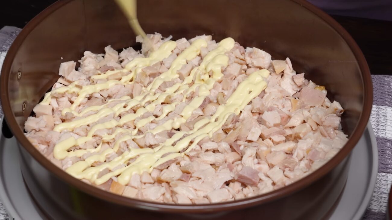 Господині розповіли рецепт смачного салату з 5 шарів Господині розповіли рецепт смачного салату з 5 шарів