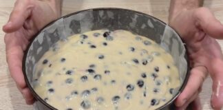 Господині розповіли, як приготувати простий ягідний пиріг до чаю