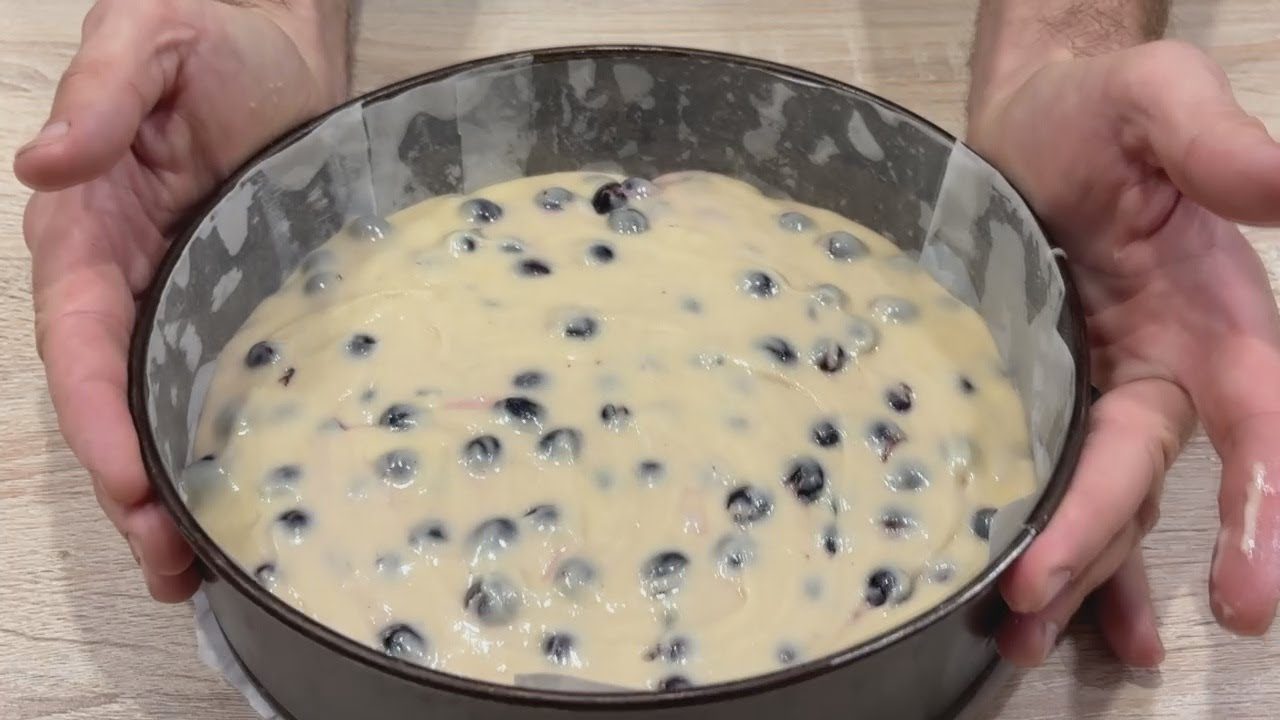 Господині розповіли, як приготувати простий ягідний пиріг до чаю 