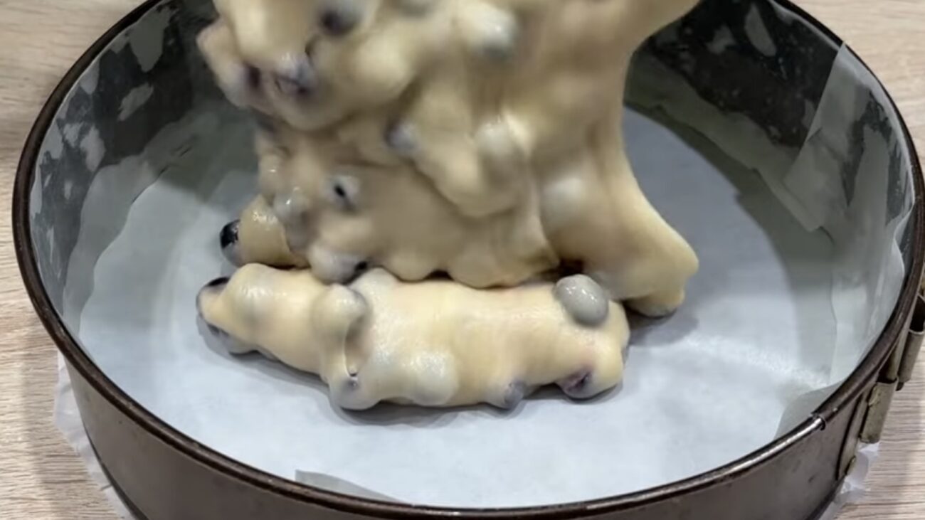 Господині розповіли, як приготувати смачний пиріг на швидку руку 