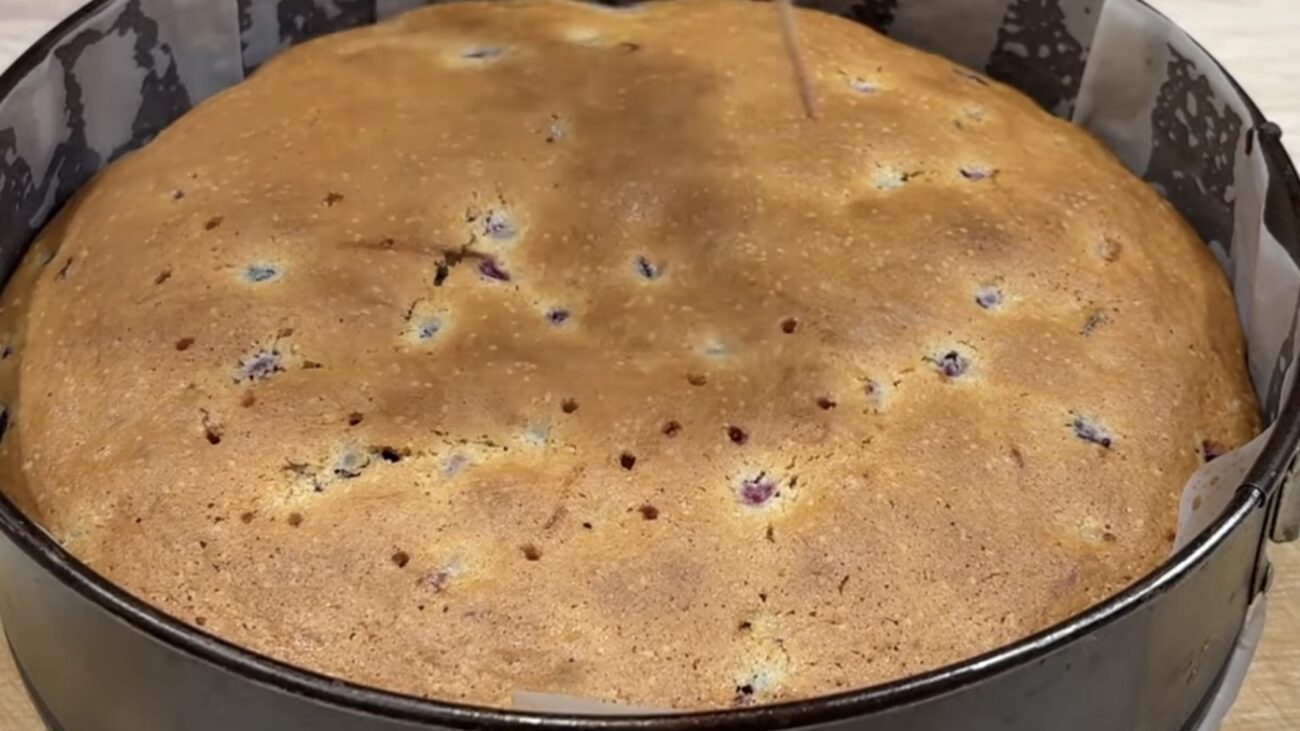 Господині розповіли, як приготувати смачний пиріг на швидку руку 