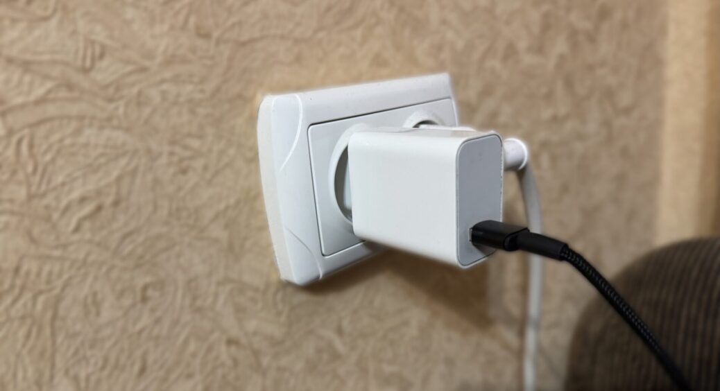 Ніколи не залишаю зарядки для телефонів стирчати з розеток: 1 раз побачила це, і вражень вистачило назавжди 