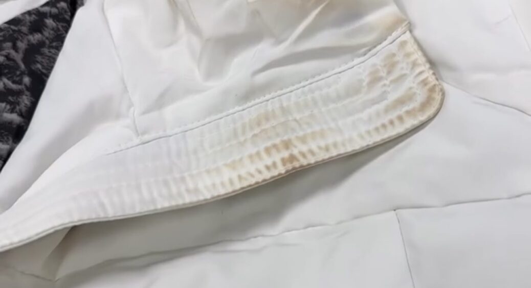 Сміливо купляю білу зимову курточку, бо знаю 1 лайфхак: щоб її не прати щотижня, беру 1 засіб і ватний спонж 