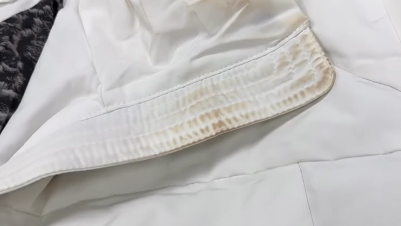 Господині розповіли, як почистити світлі курточки без прання