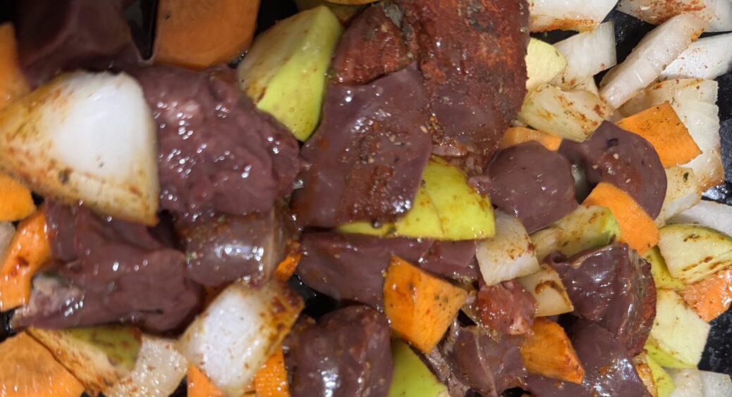 300 г курячої печінки + 1 яблуко + 1 морквина: “а-ля” паштет від домашнього кухаря, але я кажу — то шедевр 