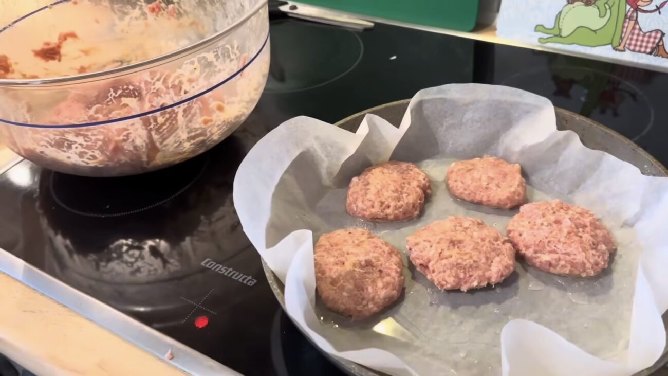 Господині розповіли, як смажити котлети на пергаменті, щоб вони не пригорали 