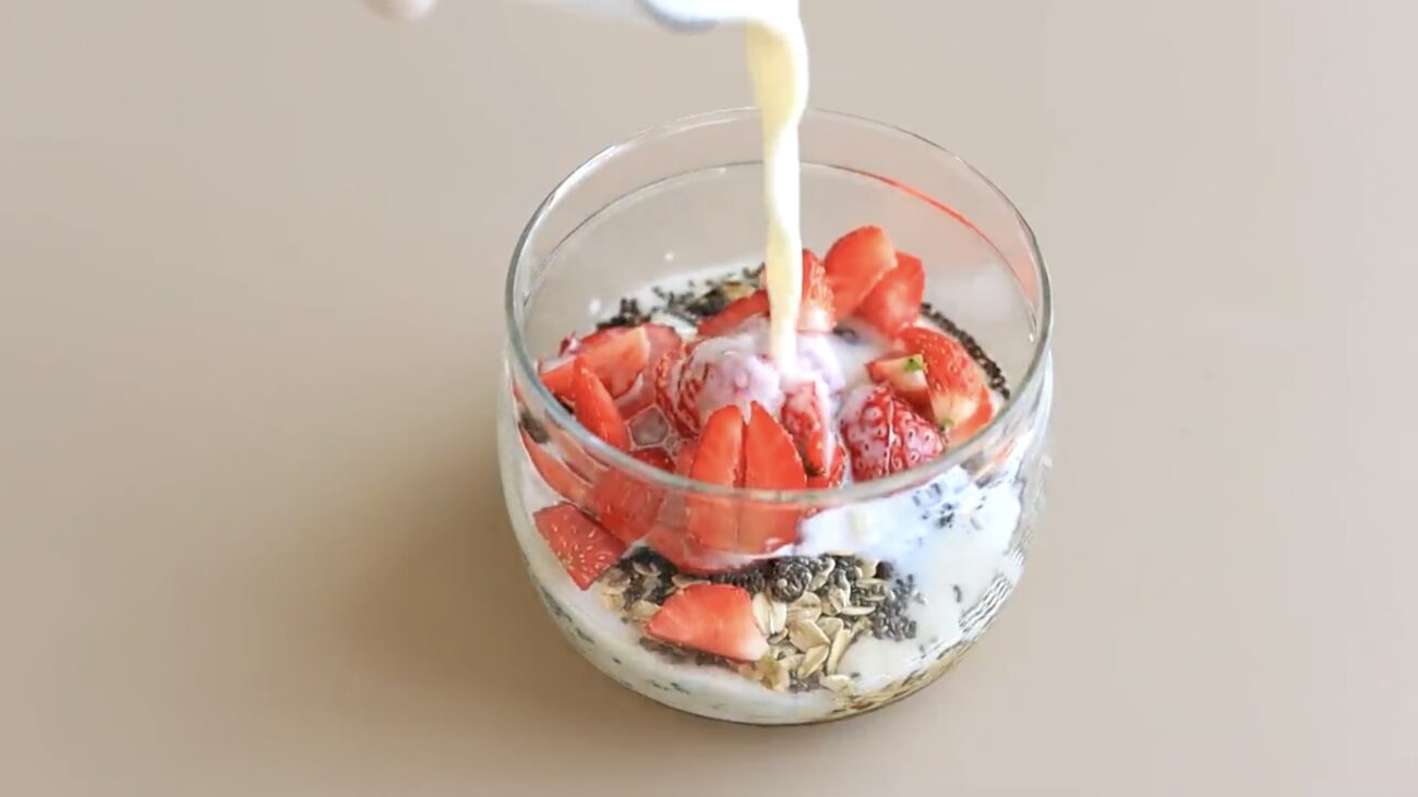 Господині розповіли три цікаві рецепти, як небанально приготувати вівсянку 