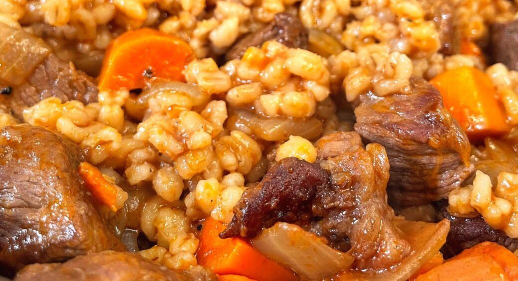 Я не вірила — поки не спробувала. Таку смакоту можна приготувати зі звичайної перловки: 100 г крупи і мʼясо 