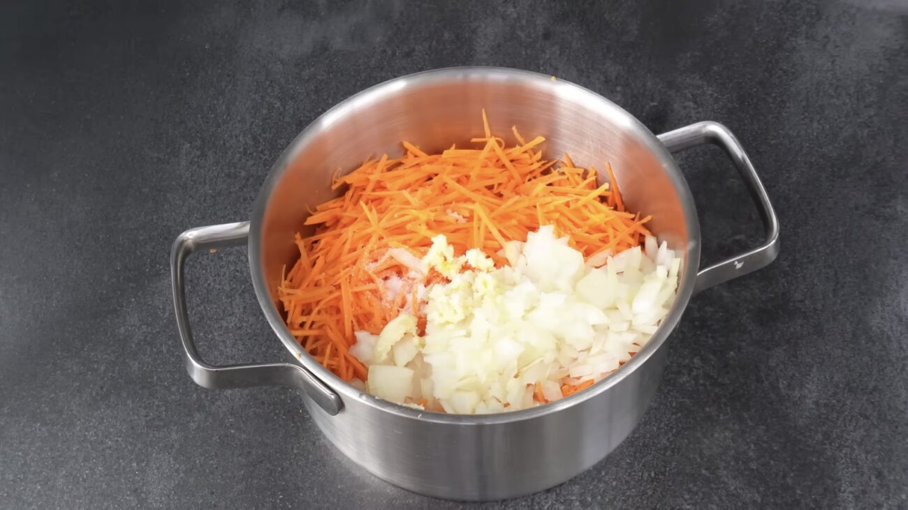 Господині розповіли рецепт смачного салату із моркви, який готується за дві хвилини 