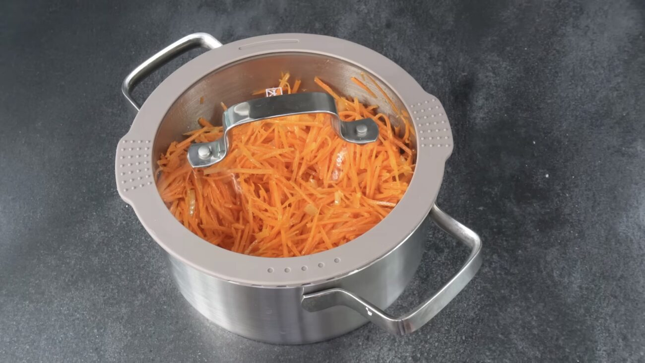 Господині розповіли рецепт смачного салату із моркви, який готується за дві хвилини 