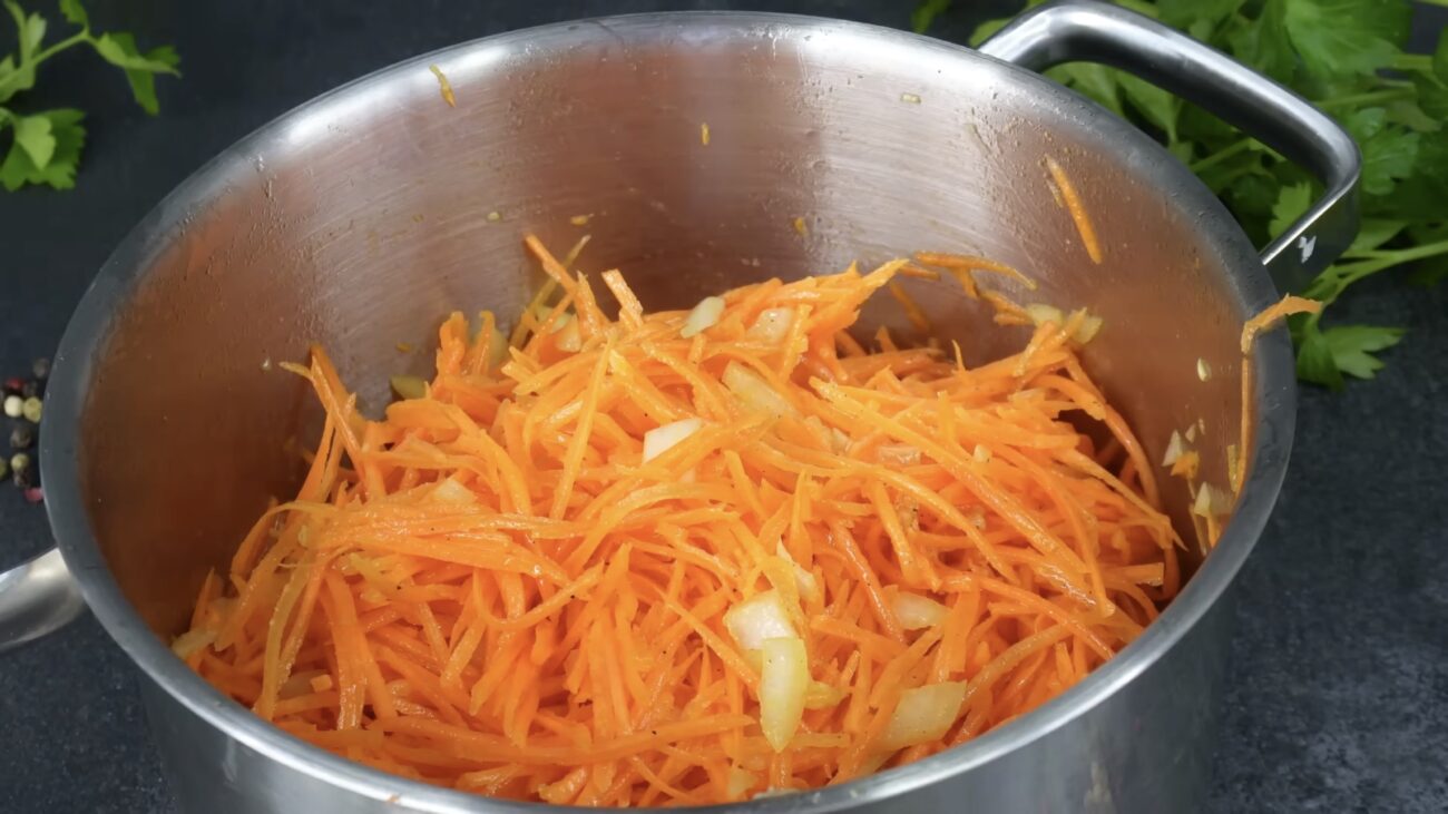 Господині розповіли рецепт смачного салату із моркви, який готується за дві хвилини 