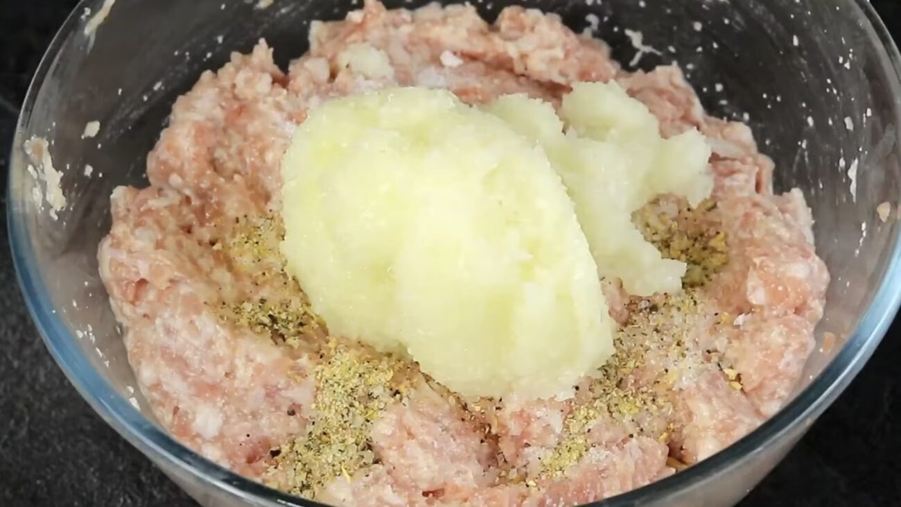 Господині розповіли, скільки манки додавати у котлети для кращої структури  