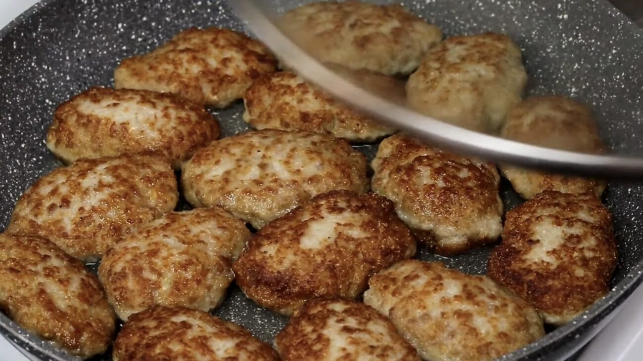 Господині розповіли, скільки манки додавати у котлети для кращої структури 