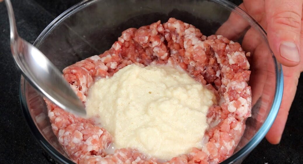 Не хліб, не сухарі, а манка: додаю у фарш на котлети щіпку манної крупи – секрет з їдалень 80-х 