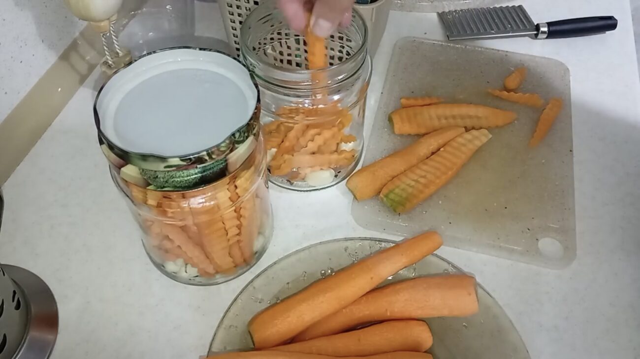 Господині розповіли, як смачно приготувати мариновану моркву на закуску 