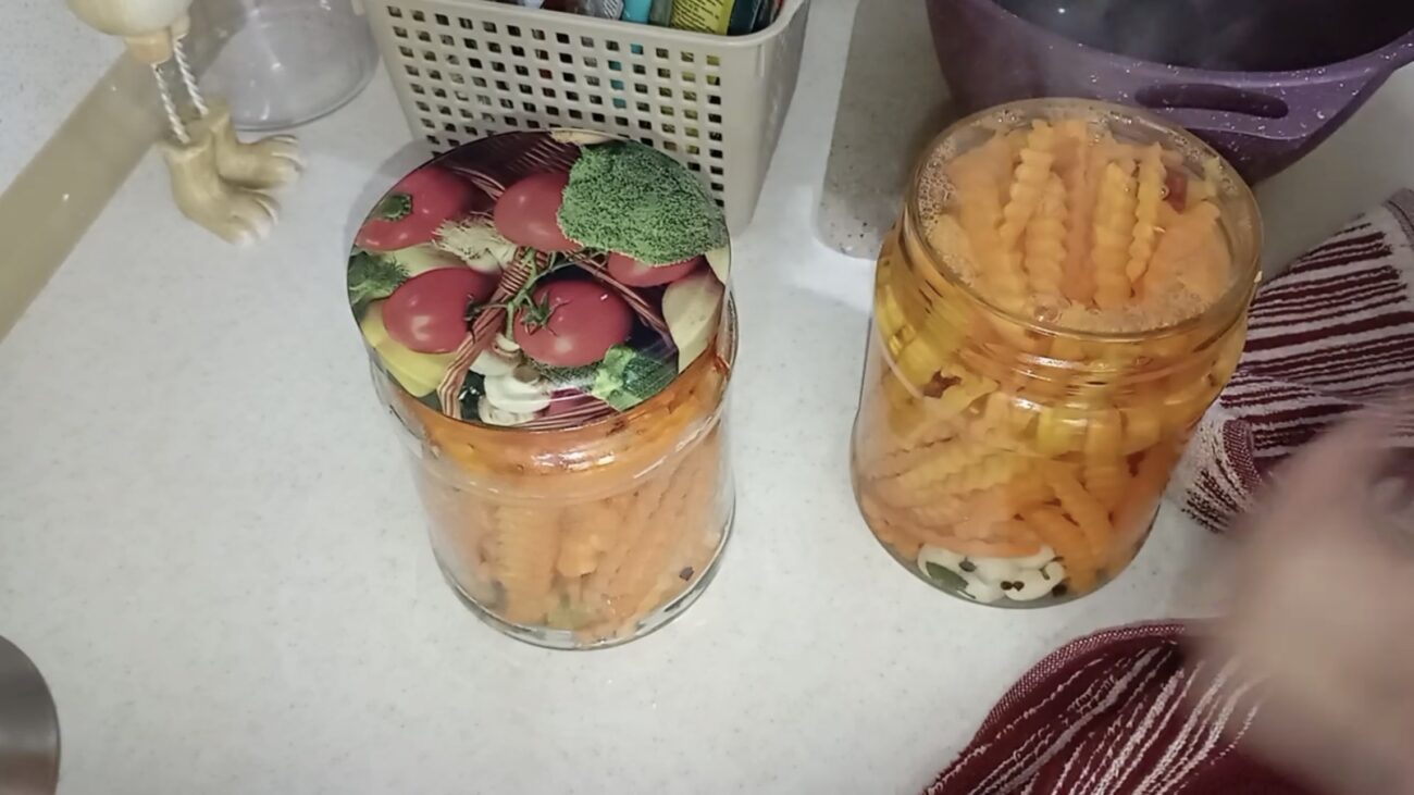 Господині розповіли, як смачно приготувати мариновану моркву на закуску 