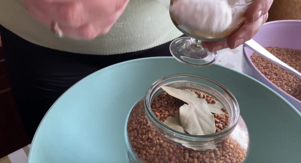 Зберігаю крупи і рік, і два — не пріють та не заводяться “жучки”: 2 дії, які повинна знати кожна господиня 