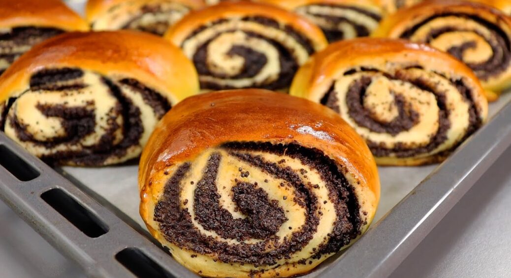 Булочки з маком, як у шкільній їдальні — смак дитинства за 25 хв: 250 мл молока + 600 г борошна + 250 г маку 