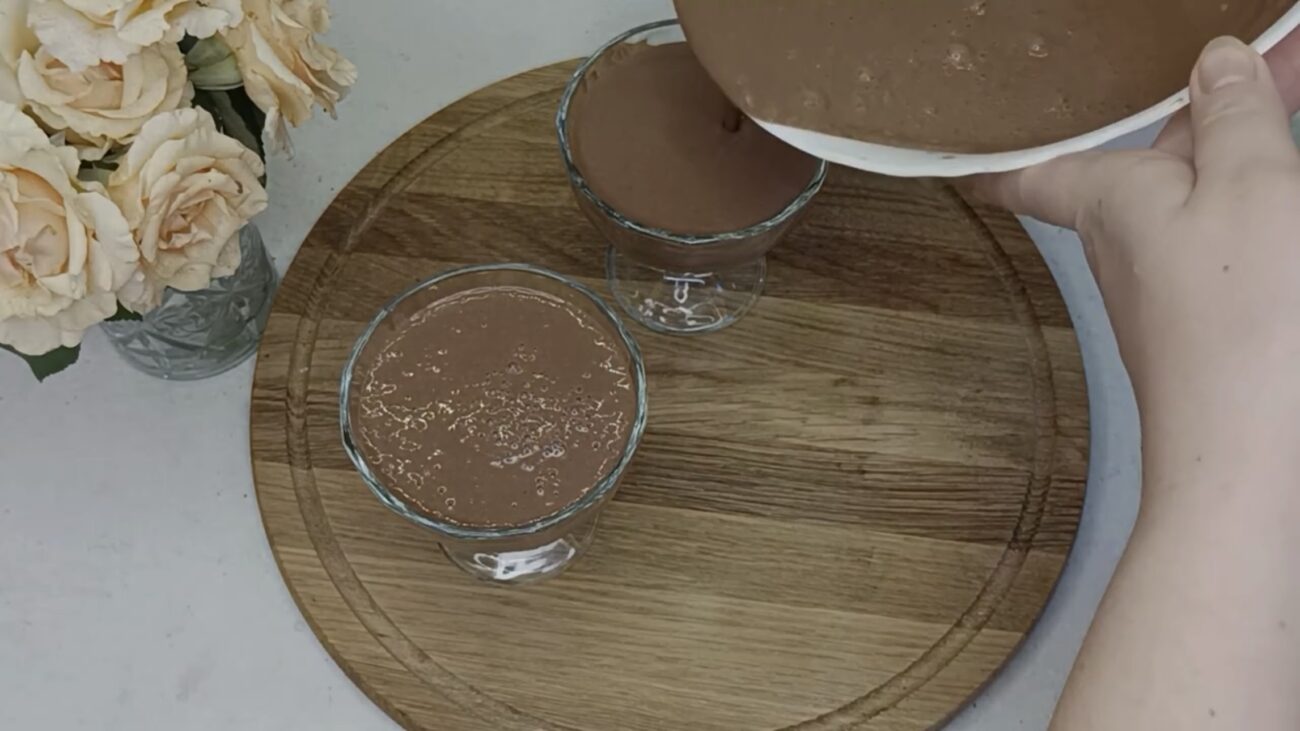 Господині розповіли, як приготувати низькокалорійний десерт з ряжанки і какао 