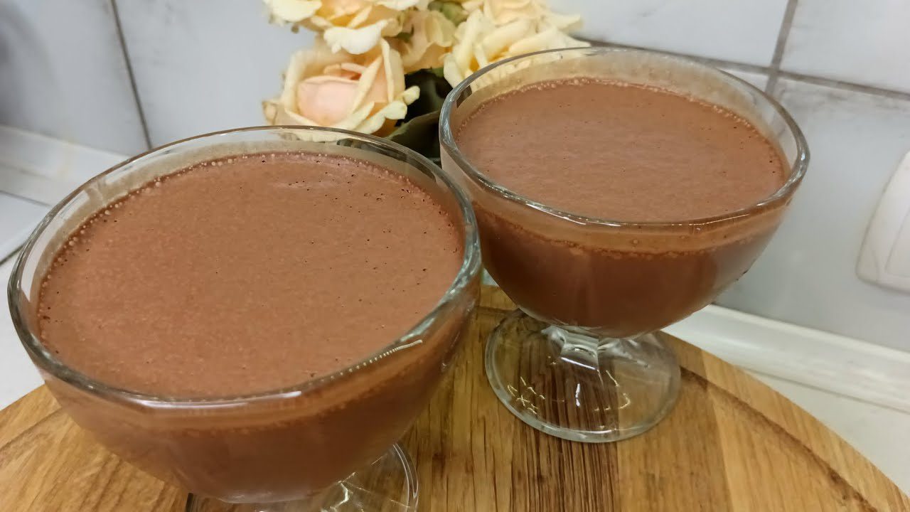 Господині розповіли, як приготувати низькокалорійний десерт з ряжанки і какао 